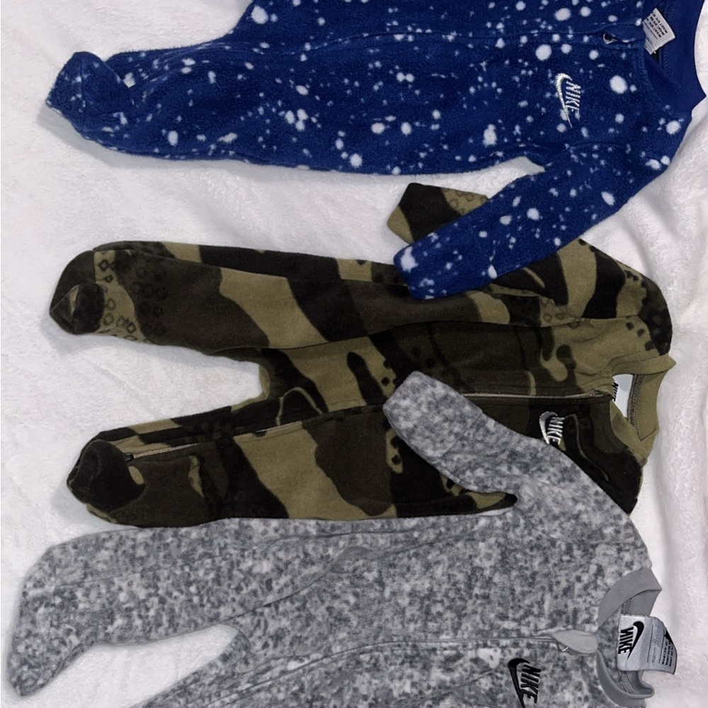 Nike Baby Fleece Footed Pajamas with built in baby mittens Set